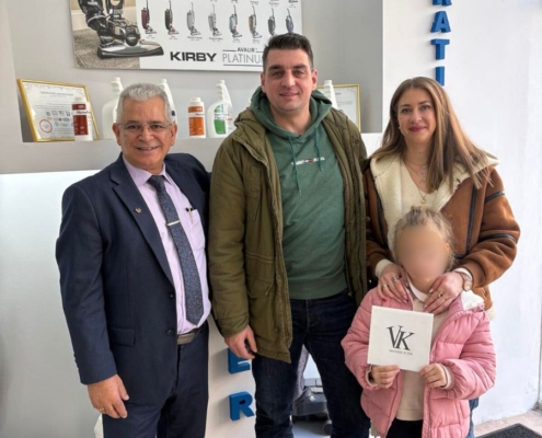 Οι τυχεροί νικητές που ανέδειξε ο Διαγωνισμός Kirby Ligdianos παραλαμβάνουν το δώρο τους.