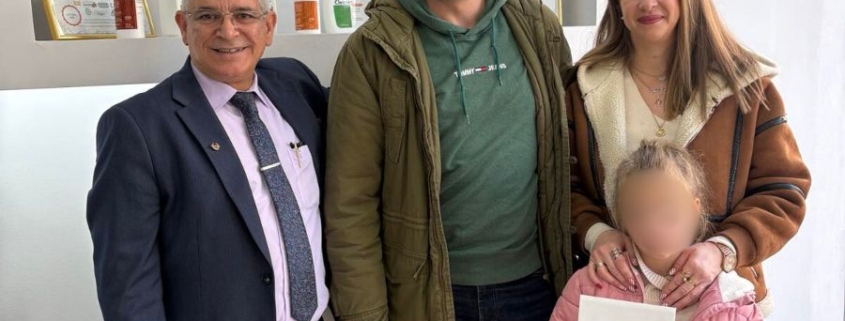 Οι τυχεροί νικητές που ανέδειξε ο Διαγωνισμός Kirby Ligdianos παραλαμβάνουν το δώρο τους.