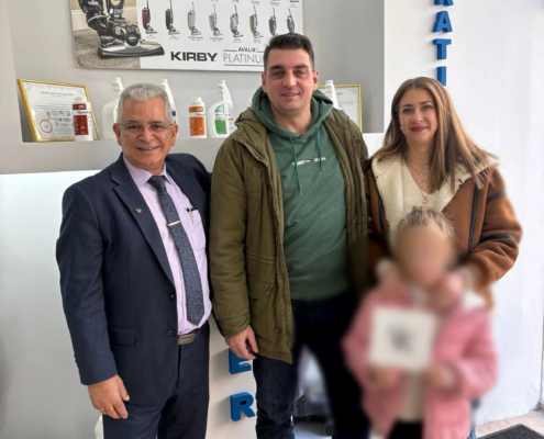Οι τυχεροί νικητές που ανέδειξε ο Διαγωνισμός Kirby Ligdianos παραλαμβάνουν το δώρο τους.